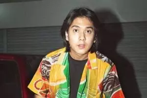 Iqbaal Ramadhan unggah foto berambut gondrong, penampilannya malah disebut mirip Pak Tarno