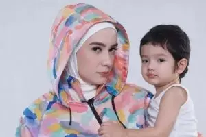 Jarang umbar kebersamaan dengan Arya Saloka, ini 11 momen Putri Anne saat momong anak
