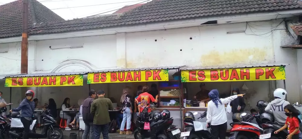 Kuliner legendaris sejak 1973, Bakso dan Es Buah PK ini bikin ngiler © 2022 brilio.net