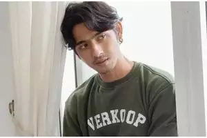 Arya Saloka hadir di pengajian 1.000 hari wafatnya ibunda Jokowi, intip 7 gayanya yang tuai atensi