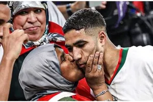 Momen 5 pemain sepak bola selebrasi kemenangan di Piala Dunia 2022 dengan ibunda, bikin haru