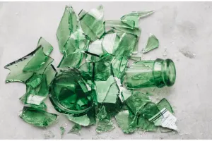 Cara simpel membuang pecahan kaca ke tong sampah, bikin tangan terhindar dari luka