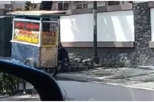 Gerobak dikira jalan sendiri, ternyata pedagang ini pakai teknologi canggih buat dorong gerobak