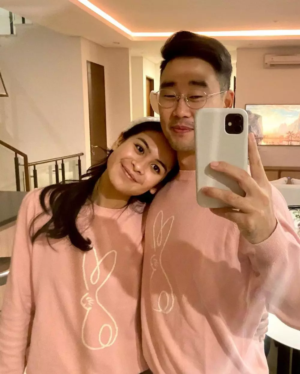 wajah maudy saat dipeluk jadi perbincangan © instagram