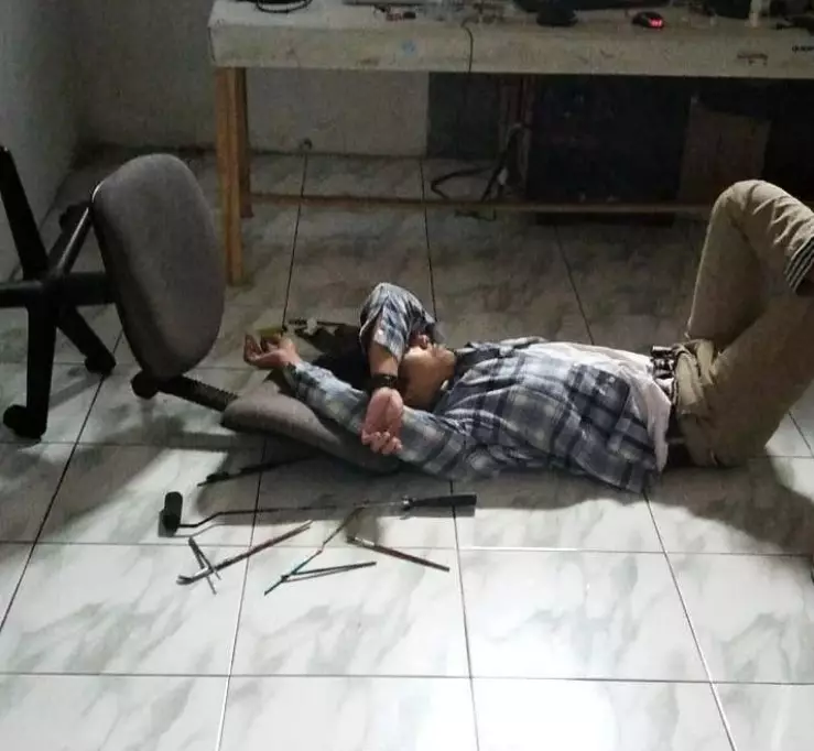 orang tidur dengan alas bantal seadanya © 2022 Instagram 