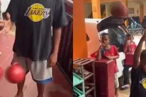 Aksi bocah main lato-lato yang lagi viral ini nggak ada lawan