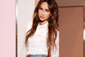 Bunga Citra Lestari dicibir karena pakai celana jeans sampai leher, ternyata segini harga outfitnya