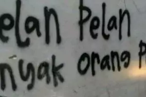 15 Peringatan 'harap pelan-pelan' di jalan ini absurd abis, bikin bingung yang lewat