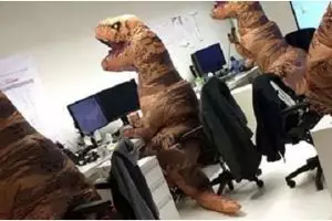 Nggak banyak kerjaan, 11 momen gabut karyawan di tempat kerja ini bikin tepuk jidat