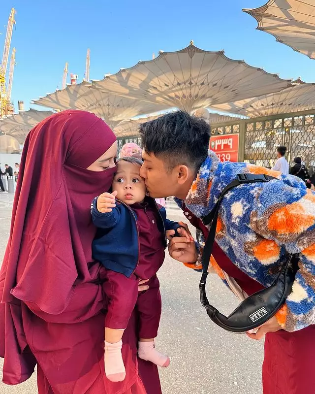 Lesty Billar ulang tahun Baby L umrah © Instagram/@rizkybillar