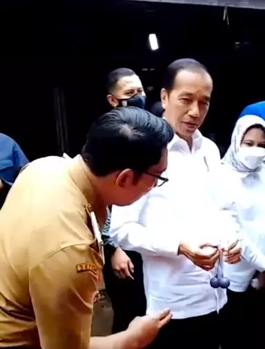 Presiden Jokowi dan Ridwan Kamil coba main lato-lato Instagram/@ridwankamil Presiden Jokowi dan Ridwan Kamil coba main lato-lato Instagram/@ridwankamil