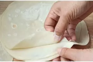 Nggak pakai teflon antilengket, trik membuat kulit lumpia ala wanita ini unik