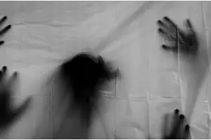 Cerita horor jejak kaki dan tangan misterius di kaca mobil, terlalu kentara sampai bikin merinding