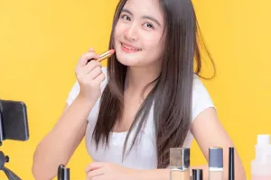 7 Inspirasi makeup look untuk malam tahun baru, tambahkan sentuhan gold glitter agar riasan bercahaya