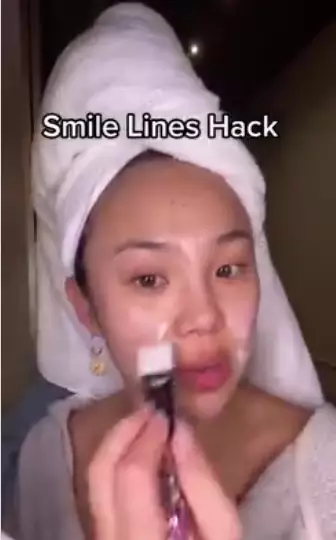 Trik hilangkan smile lines Berbagai sumber