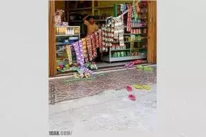 11 Momen apes orang saat belanja di warung ini bikin tepuk jidat