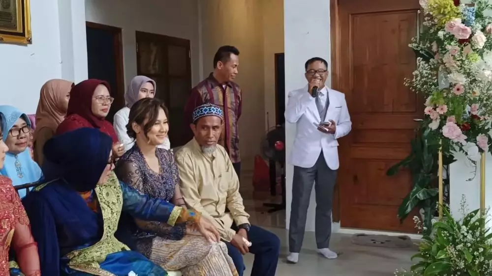 Indah Permatasari dan ibu di lamaran adik © berbagai sumber