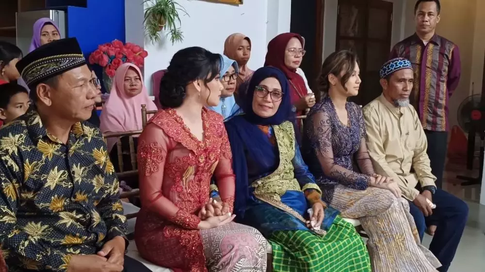 Indah Permatasari dan ibu di lamaran adik © berbagai sumber