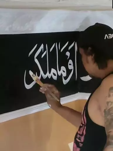 pria bertato jago lukis kaligrafi Berbagai sumber