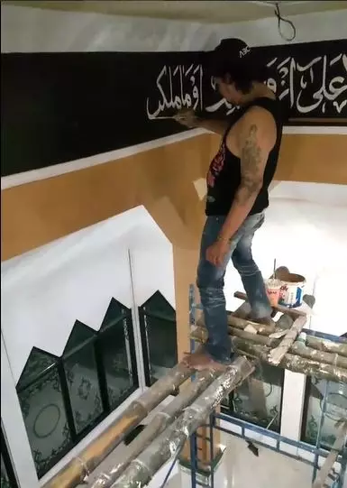 pria bertato jago lukis kaligrafi Berbagai sumber