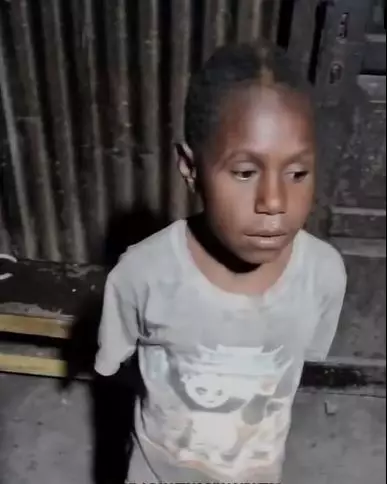 potret bocah Papua duduk di jalan dekat pos polisi TikTok potret bocah Papua duduk di jalan dekat pos polisi TikTok