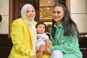 Potret kebersamaan 9 seleb dan ibu usai berseteru, Indah Permatasari digandeng di acara lamaran adik