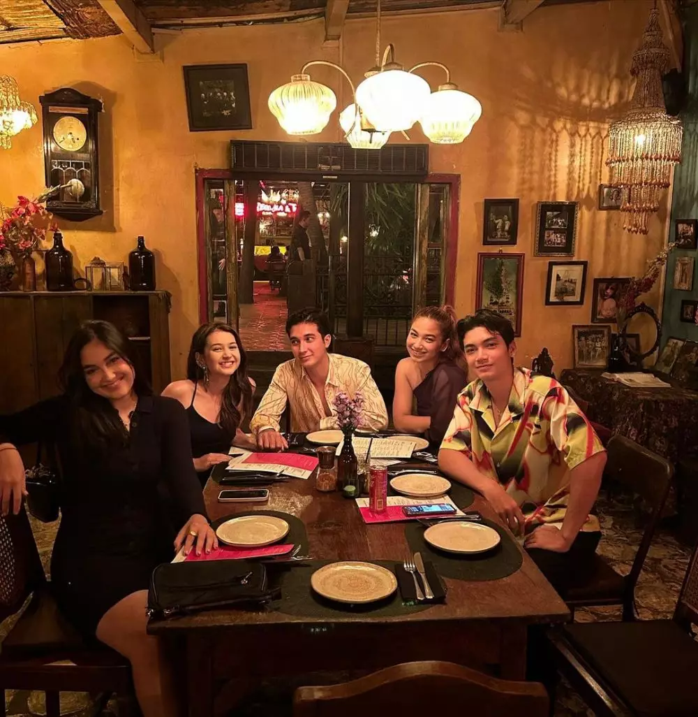 gaya pacaran junior robert dan sandrina michelle jadi sorotan © berbagai sumber