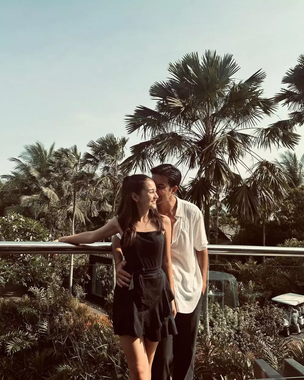 gaya pacaran junior robert dan sandrina michelle jadi sorotan © berbagai sumber