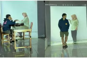 Dipisahkan oleh jarak, 11 momen ngenes pacaran LDR ini senyum kecut