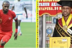 Striker legendaris Timnas asal Papua ini raih gelar S2 bidang keuangan, begini potretnya