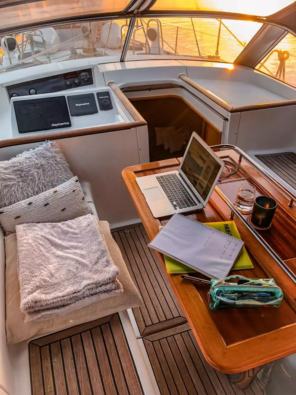 cerita pengalaman tinggal diatas laut lima tahun Twitter