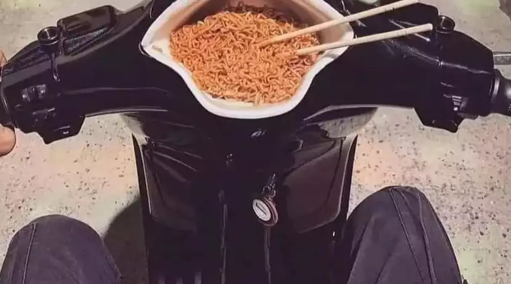 kelakuan nyeleneh pengendara motor Berbagai sumber kelakuan nyeleneh pengendara motor Berbagai sumber