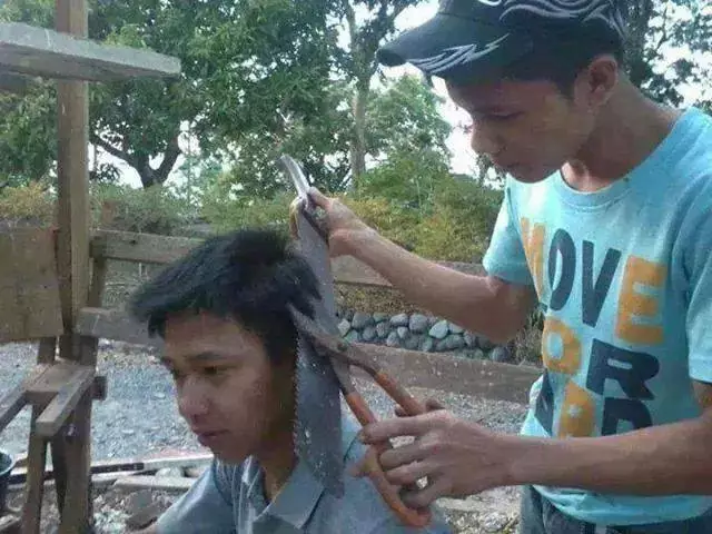 Tingkah laku nyeleneh orang menghibur diri © 2023 brilio.net