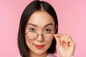 9 Tips makeup untuk wanita berkacamata ini antiluntur dan bikin penampilan lebih stunning