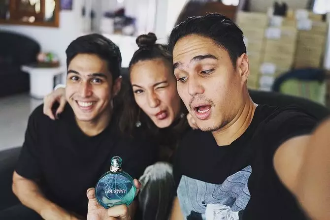 seleb dan sepasang saudara kembar © berbagai sumber