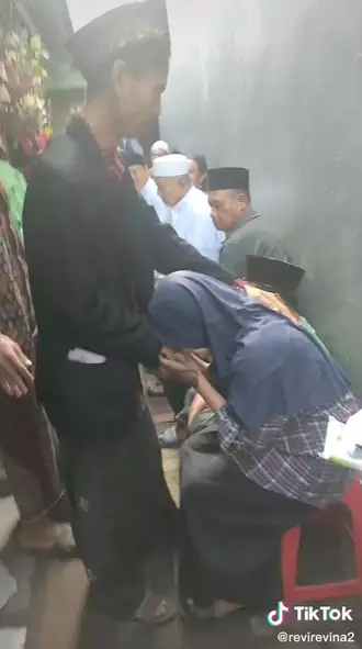 Potret pengantin perempuan menampakkan kesedihan © 2023 brilio.net