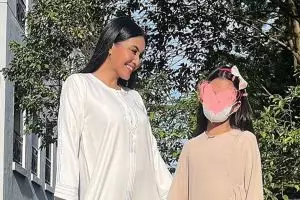 Namanya terseret soal galang dana untuk pengobatan, ini 11 potret kekompakan Denada dan sang anak