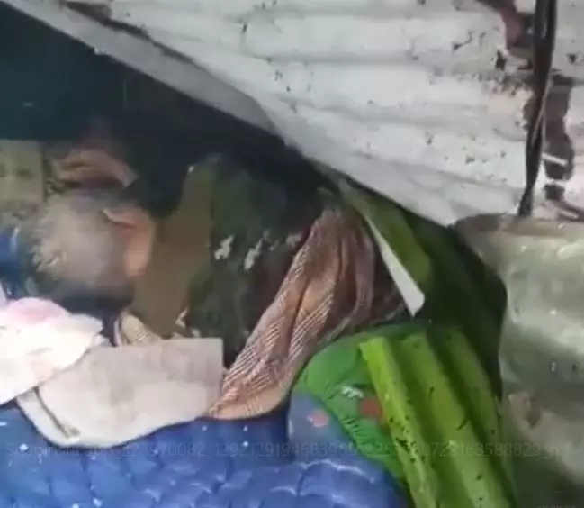 kakek santai sambil isap rokok meski dihimpit pohon Instagram