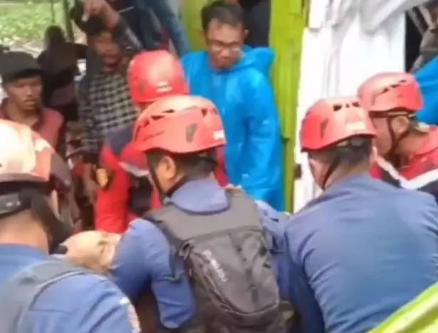 kakek santai sambil isap rokok meski dihimpit pohon Instagram