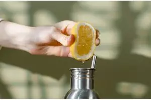 Tanpa alat peras khusus, ini trik memeras lemon agar airnya keluar banyak