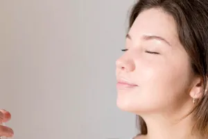 5 DIY membuat setting spray dari bahan alami, bikin makeup jadi tahan lama dan glowing