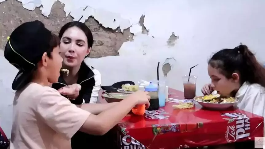 Istri pejabat jajan kaki lima © 2023 brilio.net