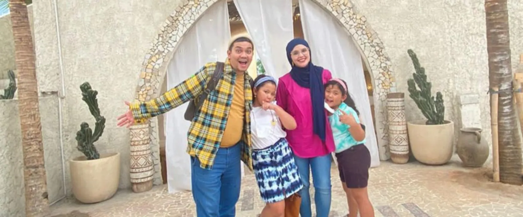 Sempat tak ingat nama anaknya, ini 11 momen hangat Indra Bekti bareng kedua buah hati