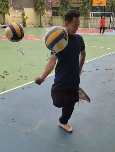 guru jago main lato-lato pakai bola voli TikTok guru jago main lato-lato pakai bola voli TikTok