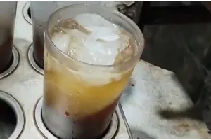 Cara simpel membuat es teh manis, harum, dan segar ala warung makan