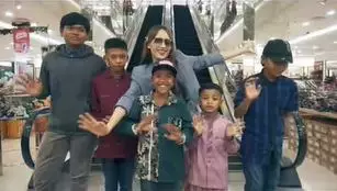 Kisah Cinta Laura bantu bocah © 2022 berbagai sumber Kisah Cinta Laura bantu bocah © 2022 berbagai sumber