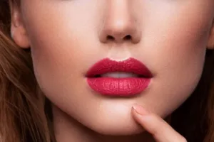 Tanpa filler, trik bikin bibir tampak tebal pakai lip liner ini hasilnya lebih natural
