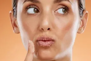 Cara eksfoliasi bibir pakai gula pasir, bantu lembapkan dan cegah pecah-pecah