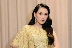 Momen Ayu ting ting jatuh saat nyanyi di atas panggung, sikap profesionalitasnya jadi sorotan