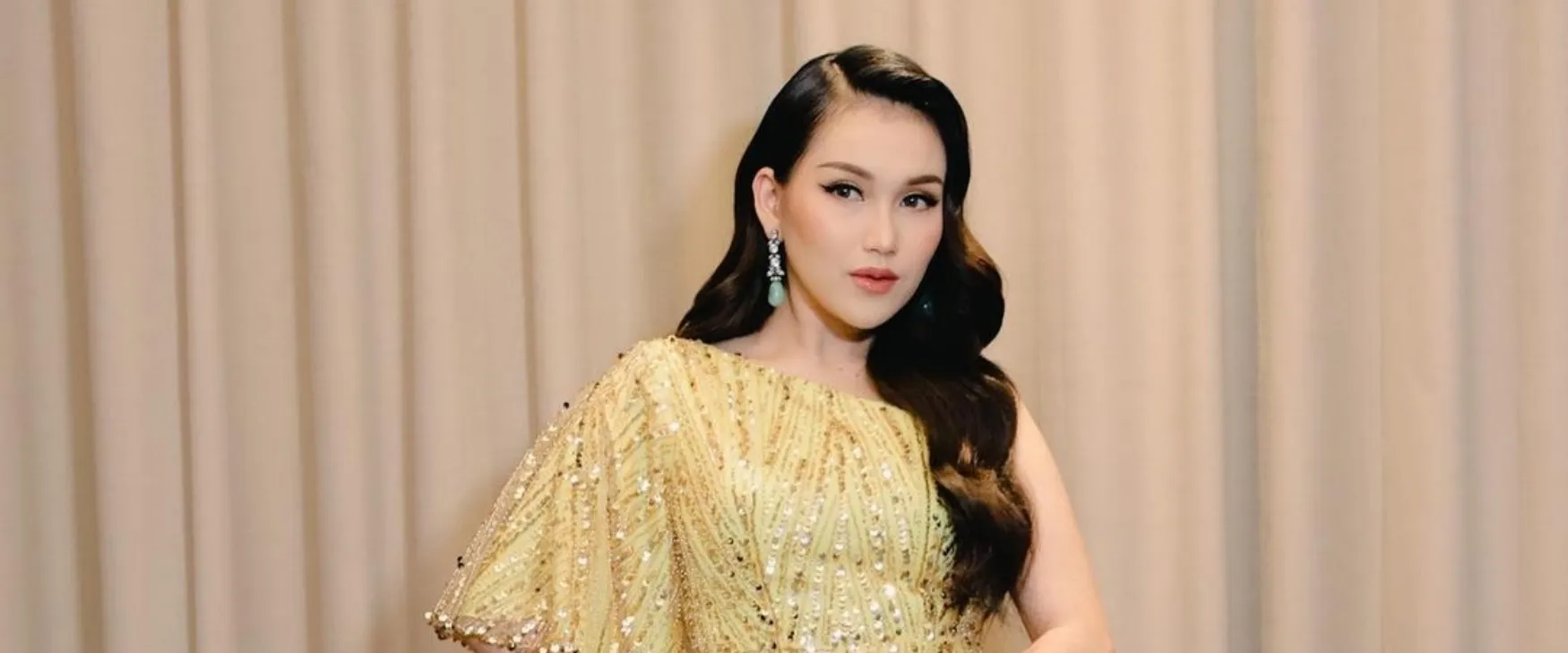 Momen Ayu ting ting jatuh saat nyanyi di atas panggung, sikap profesionalitasnya jadi sorotan